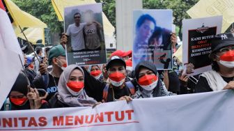 Massa menggelar aksi unjuk rasa di depan Gedung Kementerian Kesehatan, Kuningan, Jakarta Selatan, Senin (29/5/2023). [Suara.com/Alfian Winanto]