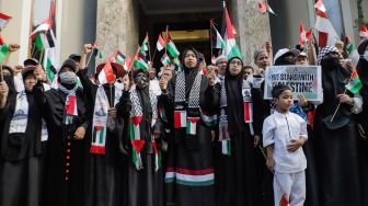 Massa yang tergabung Aqsa Working Group saat menggelar aksi solidaritas untuk Palestina di Kedutaan Besar Palestina, Jakarta Pusat, Senin (29/5/2023). [Suara.com/Alfian Winanto]