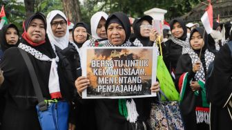 Massa yang tergabung Aqsa Working Group saat menggelar aksi solidaritas untuk Palestina di Kedutaan Besar Palestina, Jakarta Pusat, Senin (29/5/2023). [Suara.com/Alfian Winanto]