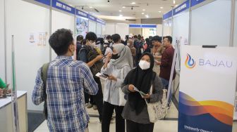Para pencari kerja mengantri untuk mencari informasi pekerjaan pada acara Jakarta Job Fair di Plaza Semanggi, Jakarta, Selasa (30/5/2023). [Suara.com/Alfian Winanto]