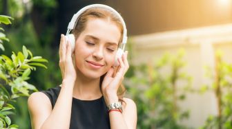 6 Manfaat Mendengarkan Lagu, Salah Satunya dapat Mengurangi Stres!