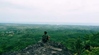 Menikmati Keindahan Kebun Karet dan Laut dari Gunung Batu