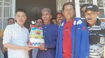 Serahkan Bantuan, Bupati Rohil Minta Perusahaan Bantu Pekerja Kayu