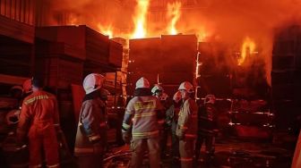 Gudang Triplek di Duren Sawit Ludes Terbakar, Diduga Akibat Ada yang Bakar Sampah di Belakang Gedung