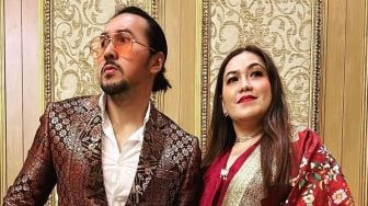 26 Tahun Menikah, David Bayu Akhirnya Beri Cincin Pertama untuk Istri dan Gelar Lamaran Lagi