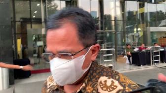 Sekjen DPR Indra Iskandar Ngibrit Hindari Wartawan Usai Diperiksa KPK