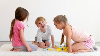 5 Tips Mengembangkan Keterampilan Sosial pada Anak