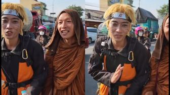 Viral Naruto Ikut Kawal Biksu Thailand yang Jalan Kaki di Magelang, Akrab Bak Teman Lama