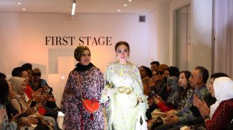 Bangga Banget! 10 Desainer Indonesia Bawa Fashion Bernuansa Budaya ke New York