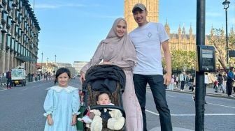 Liburan ke Inggris, Kartika Putri Pakai Stroller Mewah Puluhan Juta untuk Anak Bungsunya