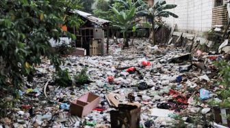 Kesal Gaji Tak Kunjung Cair Selama 6 Bulan, Petugas Kebersihan Kirim Sampah 20 Ton ke Kantor Bupati di Maluku