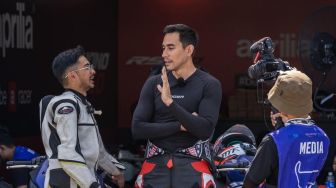 8 Potret Darius Sinathrya Jajal Sirkuit Mandalika, Udah Mirip Pembalap MotoGP?