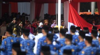 Presiden Joko Widodo melakukan hormat bendera saat memimpin upacara peringatan hari lahir Pancasila di Monas, Jakarta, Kamis (1/6/2023). [ANTARA FOTO/Akbar Nugroho Gumay].