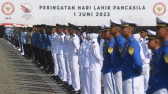 Peserta mengikuti upacara peringatan hari lahir Pancasila di Monas, Jakarta, Kamis (1/6/2023). [ANTARA FOTO/Akbar Nugroho Gumay].