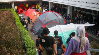 Pengunjung memilih perlengkapan outdoor yang dijual dalam acara Indofest di Istorea Senayan, Jakarta, Kamis (1/6/2023). [Suara.com/Alfian Winanto]