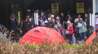 Pengunjung memilih perlengkapan outdoor yang dijual dalam acara Indofest di Istorea Senayan, Jakarta, Kamis (1/6/2023). [Suara.com/Alfian Winanto]