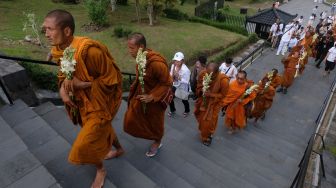 Usai Jalan Kaki Thailand ke Magelang, Seorang Biksu Terharu hingga Menangis saat Sampai di Puncak Candi Borobudur