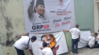 Dukung Maju Pilpres 2024, Kelompok Relawan Milenial Jokowi di Solo Lukis Wajah Prabowo Subianto di Kain Batik