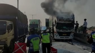 Truk Wing Box Terbakar Di Tol Wiyoto Wiyono Arah Tanjung Priok, Asap Tebal Mengepul