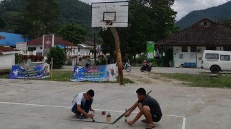 OMG Sumut Ajak Masyarakat Renovasi Lapangan Basket di Balige
