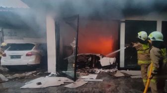 Diduga Korsleting Listrik Pendingin Ruangan, Bengkel Mobil Di Kembangan Ludes Terbakar