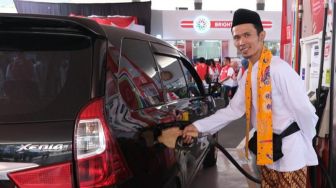 Peringati Hari Lahir Pancasila, Operator SPBU Pertamina Gunakan Baju Adat Indonesia