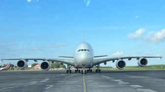 Pesawat Terbesar di Dunia Mendarat di Bandara I Gusti Ngurah Rai