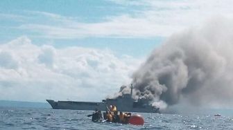 Penampakan Kapal Perang KRI Teluk Hading 538 Terbakar Keluarkan Asap Tebal