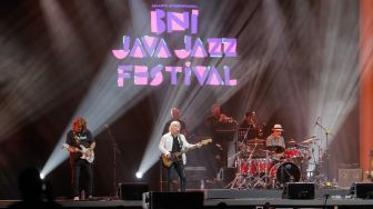 Grup musik The Chicago Experience menghibur penonton saat tampil dalam konser BNI Java Jazz Festival 2023 di Jiexpo Kemayoran, Jakarta, Jumat (2/6/2023). [Suara.com/Alfian Winanto]