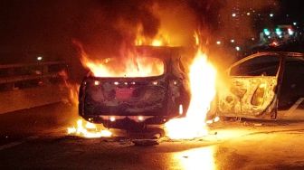 Tabrak Truk Kontainer, Mobil SUV Langsung Hangus Terbakar di Jalan Tol Dalam Kota Grogol