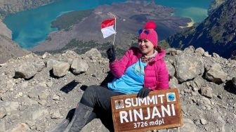 9 Potret Ira Wibowo Taklukan Puncak Gunung Rinjani, Wujudkan Mimpi Melihat Keindahan Danau Segara Anak