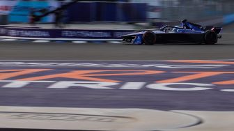 Pembalap Maximilian Gunther dari Maserati MSG Racing saat mengikuti balapan Formula E 2023 Jakarta seri ke-11 di Jakarta International E-Prix Circuit (JIEC), Jakarta, Minggu (4/6/2023). [Suara.com/Alfian Winanto]