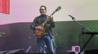 Penyanyi Mus Mujiono menghibur penonton saat Konser BNI Java Jazz Festival 2023 di Jiexpo Kemayoran, Jakarta, Minggu (4/6/2023). [Suara.com/Alfian Winanto]
