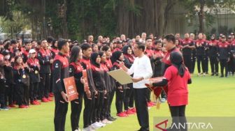 Pesan Jokowi saat Bagi-bagi Bonus ke Atlet SEA Games 2023: Gunakan untuk Investasi Jangka Panjang
