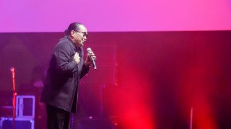 Penyanyi Deddy Dhukun menghibur penonton saat Konser BNI Java Jazz Festival 2023 di Jiexpo Kemayoran, Jakarta, Minggu (4/6/2023). [Suara.com/Alfian Winanto]
