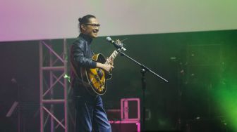 Penyanyi Mus Mujiono menghibur penonton saat Konser BNI Java Jazz Festival 2023 di Jiexpo Kemayoran, Jakarta, Minggu (4/6/2023). [Suara.com/Alfian Winanto]
