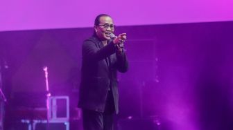 Penyanyi Deddy Dhukun menghibur penonton saat Konser BNI Java Jazz Festival 2023 di Jiexpo Kemayoran, Jakarta, Minggu (4/6/2023). [Suara.com/Alfian Winanto]
