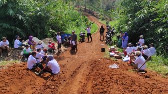 OMG Lampung Bantu Perbaiki Jalan Masyarakat Desa Karang Sari