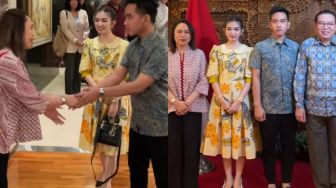 Tampil Anggun dengan Dress Batik ke KBRI Seoul, Selvi Ananda Tenteng Koleksi Tas Mewah Miliknya Seharga Puluhan Juta