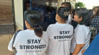Kompak Pakai Kaos 'Stay Strong #pray4shane' di PN Jaksel, Keluarga Shane Lukas: Biar Dia Kuat