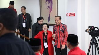 Genggaman Erat Penepis Isu Keretakan Mega-Jokowi