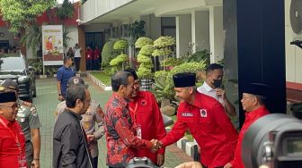 Langsung Disalami Ganjar, Jokowi Hadir di Rakernas ke-III PDIP Hari Ini