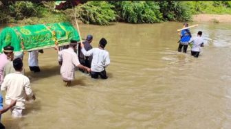 Warga Pemerihan Lampung Terpaksa Seberangi Jenazah Lewat Sungai, Sampai Ada Keranda Terguling