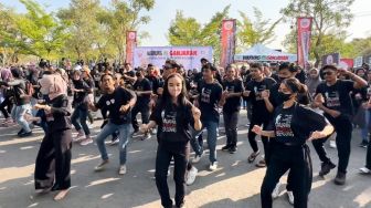 Dari Pabrik Merebut Ruang Publik, GBB Buat Tarian Massal Buruh di CFD Slawi Tegal