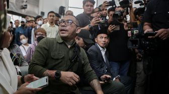 Ayah dari korban kasus dugaan penganiayaan terhadap David Ozora, Jonathan Latumahina (kiri) menghadiri sidang perdana terdakwa Mario Dandy di Pengadilan Negeri Jakarta Selatan, Jakarta, Selasa (6/6/2023). [ANTARA FOTO/Fauzan].