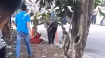 Ngeyel Nonton Balap Motor di Pinggir Lintasan Emak-emak Digotong Ramai-ramai