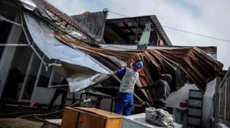 Ratusan Rumah Rusak Diterjang Angin Puting Beliung di Kabupaten Bandung