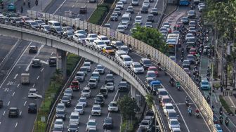 Kepadatan kendaraaan yang melintas di ruas Jalan Gatot Subroto, Jakarta Selatan, Rabu (7/6/2023). [Suara.com/Alfian Winanto]