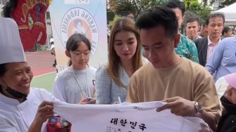 Viral! Ekspresi Tatapan Kosong Gibran Rakabuming di Korea Selatan Sambil Tenteng Makanan!