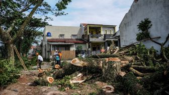 Warga bersama petugas BPBD menebang pohon yang rawan tumbang setelah terjadi bencana angin puting beliung di Bojong Malaka, Baleendah, Kabupaten Bandung, Jawa Barat, Rabu (7/62023). [ANTARA FOTO/Raisan Al Farisi]